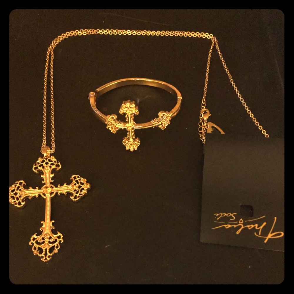 Thalia Sodi Gold Fil necklace and Bracelet.